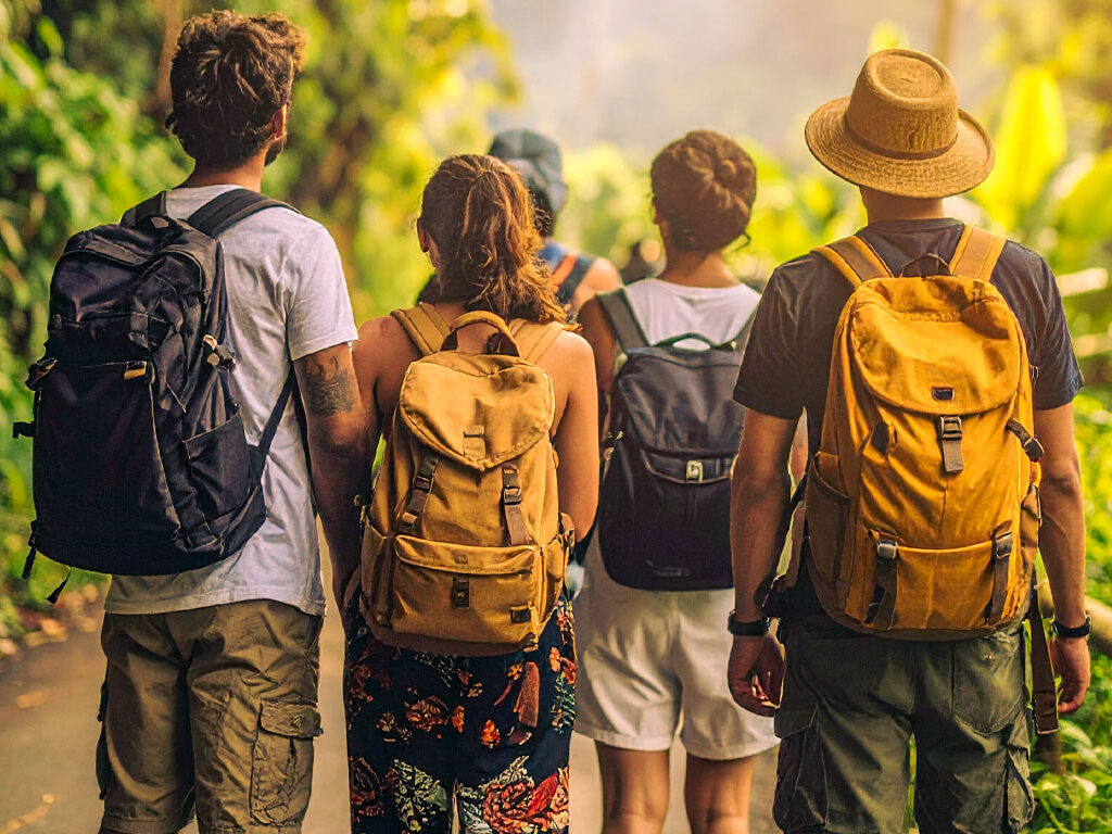 Reisegruppe bei einem Ausflug in tropischer Vegetation auf Bali.