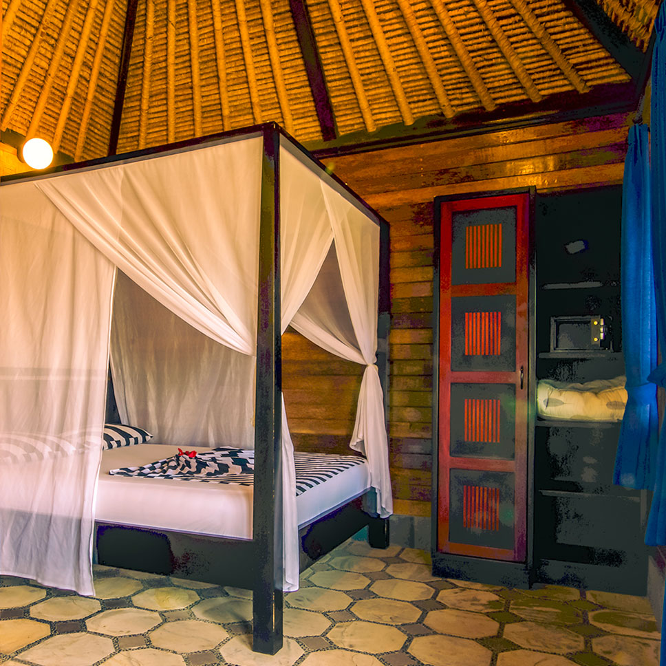 Einrichtung des Bungalows am Meer im balinesischen Stil.