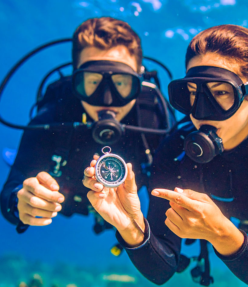 Taucher bei einem Weiterbildungstauchkurs auf Bali unter Wasser.