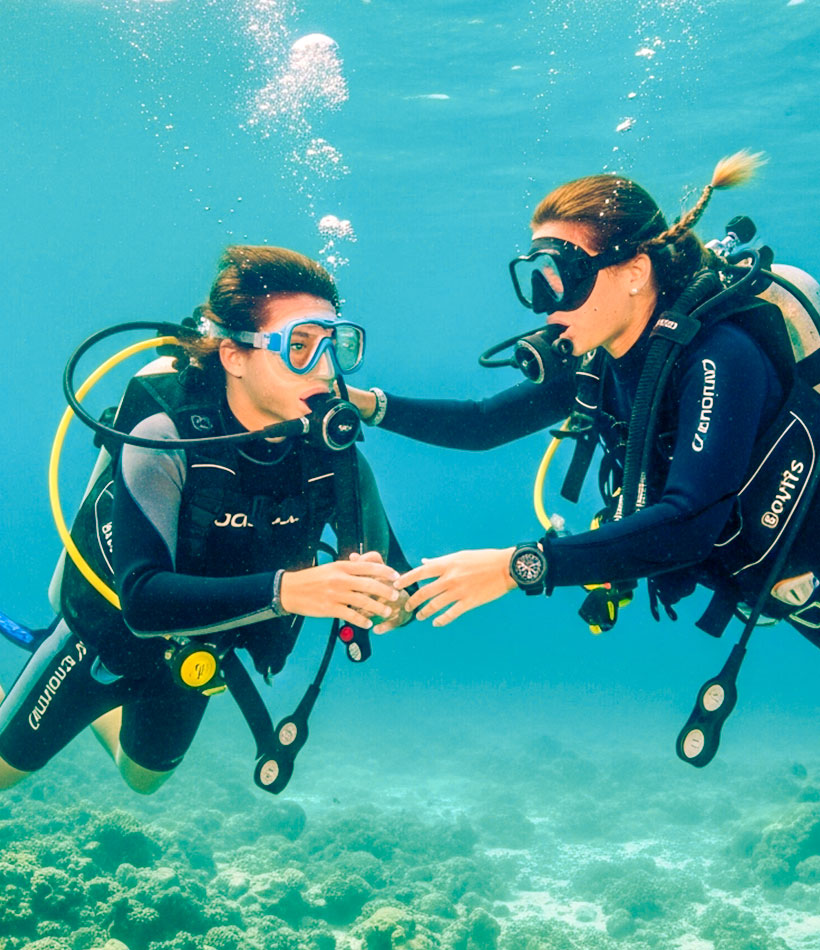 Taucher und Tauchlehrer unter Wasser bei einem Discover Scuba Dive auf Bali.