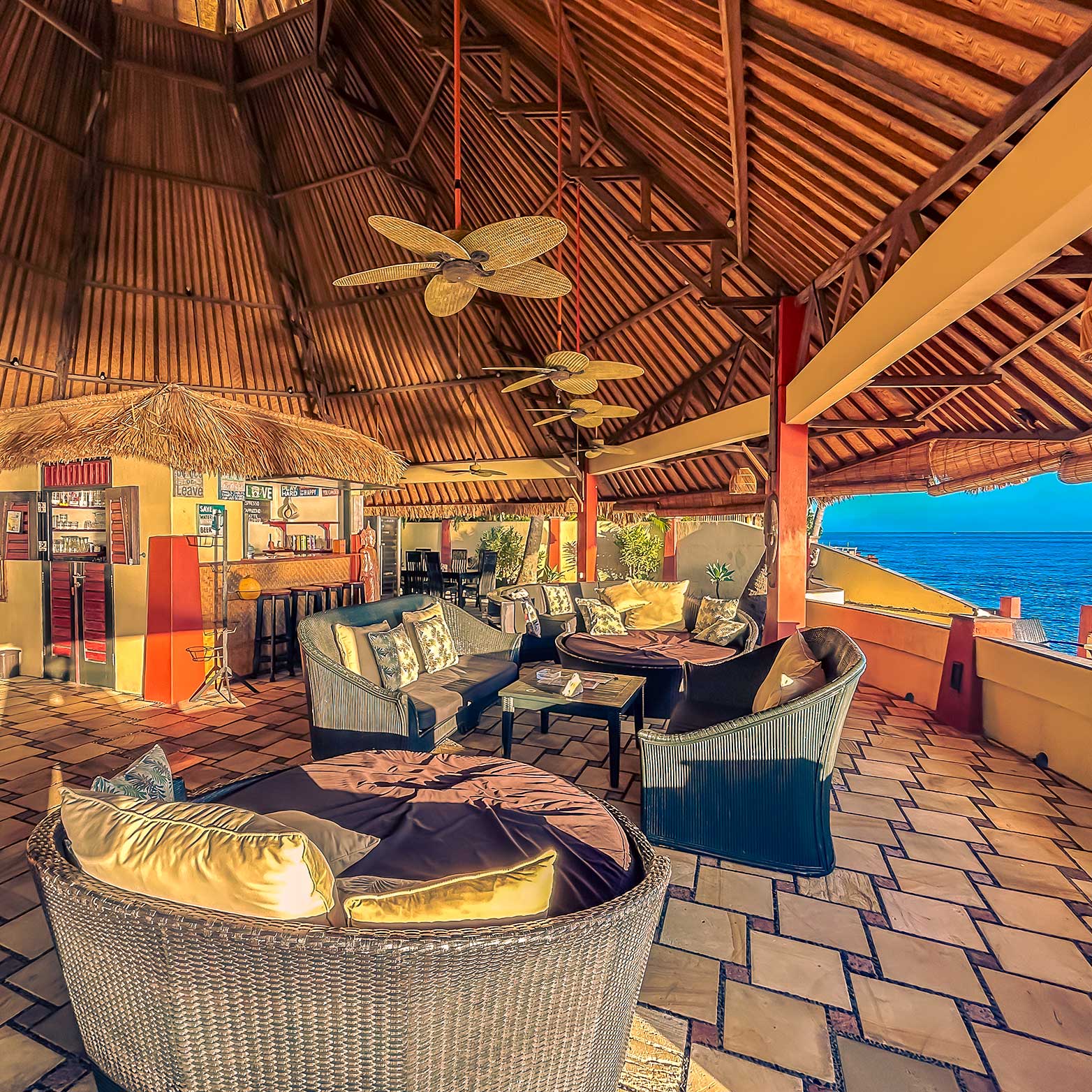 Bar am Meer mit Sitzmöglichkeiten im Bali Villa Dive Resort.