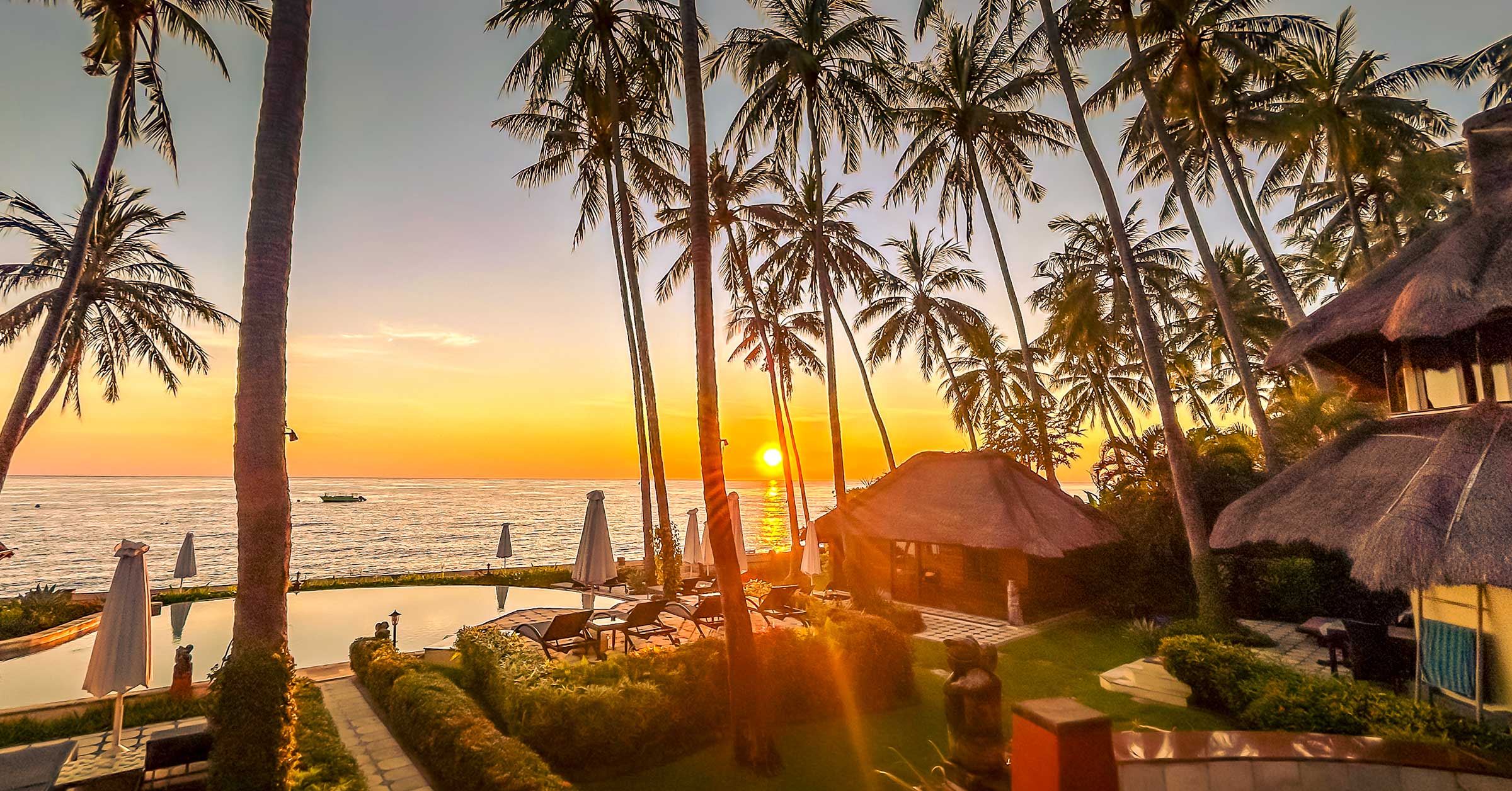 Blick auf den Sonnenuntergang vom Meerblick Zimmer im Breeze Resort.