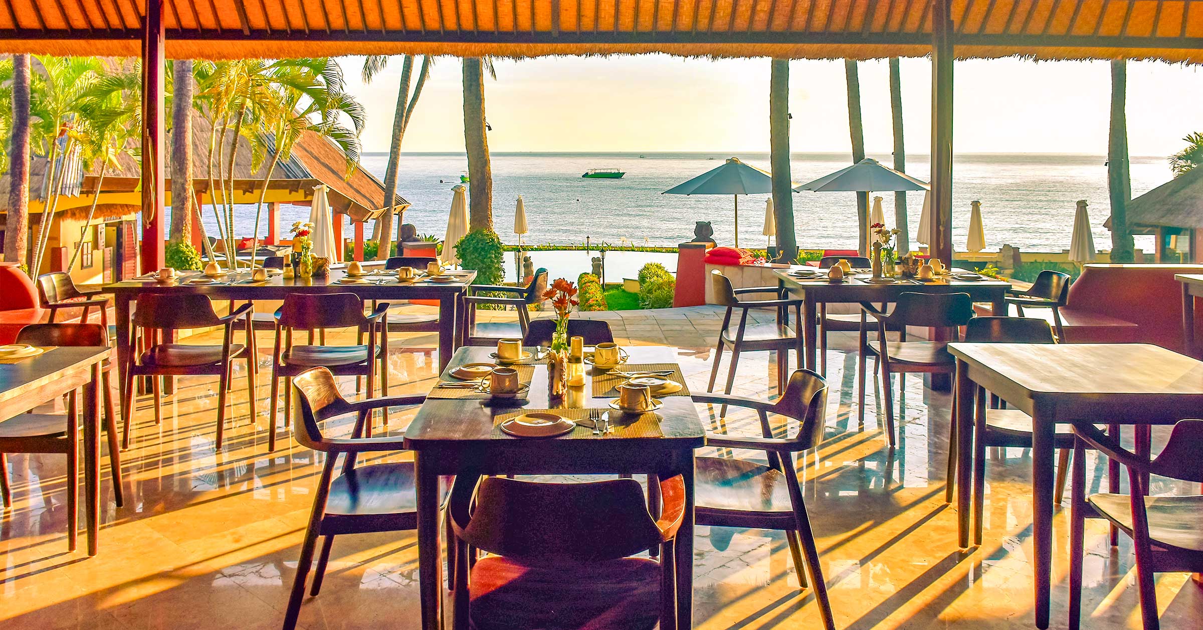 Blick vom Restaurant des Breeze Resorts auf das Meer.
