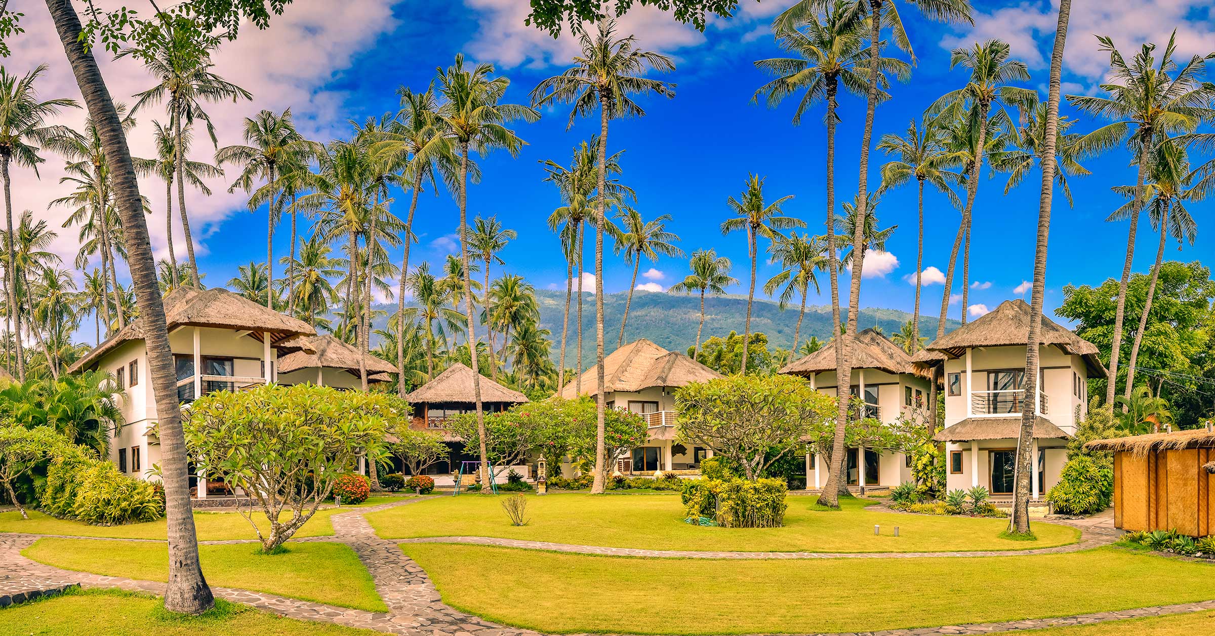 Tropische Gartenanlage mit Villen auf Bali.