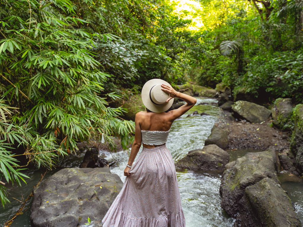 Eine Frau im Regenwald auf Bali