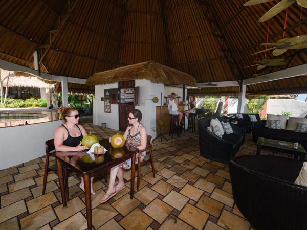 Zwei Frauen an der Bar