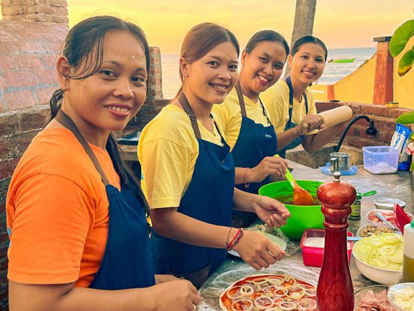 Zubereitung von frischer Pizza durch das Küchenteam des Breeze Resort.