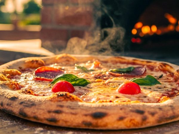 Frische Pizza aus dem Steinofen im Breeze Resort.